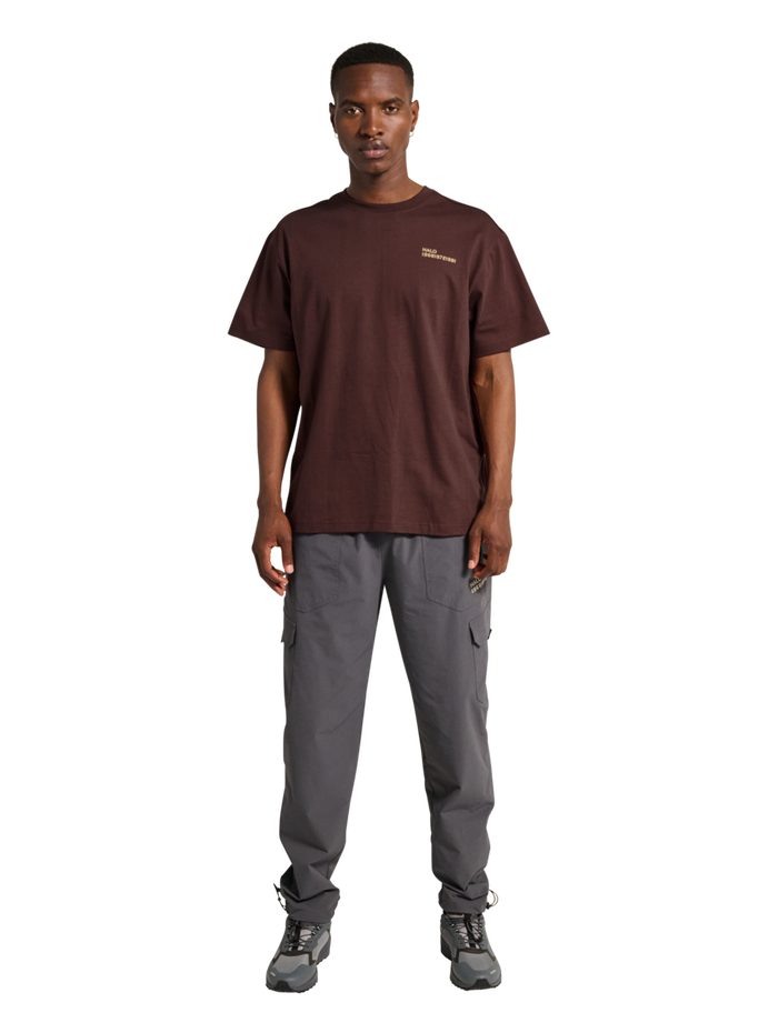 HALO PATCH GRAPHIC T-SHIRT, BITTER CHOCOLATE, model