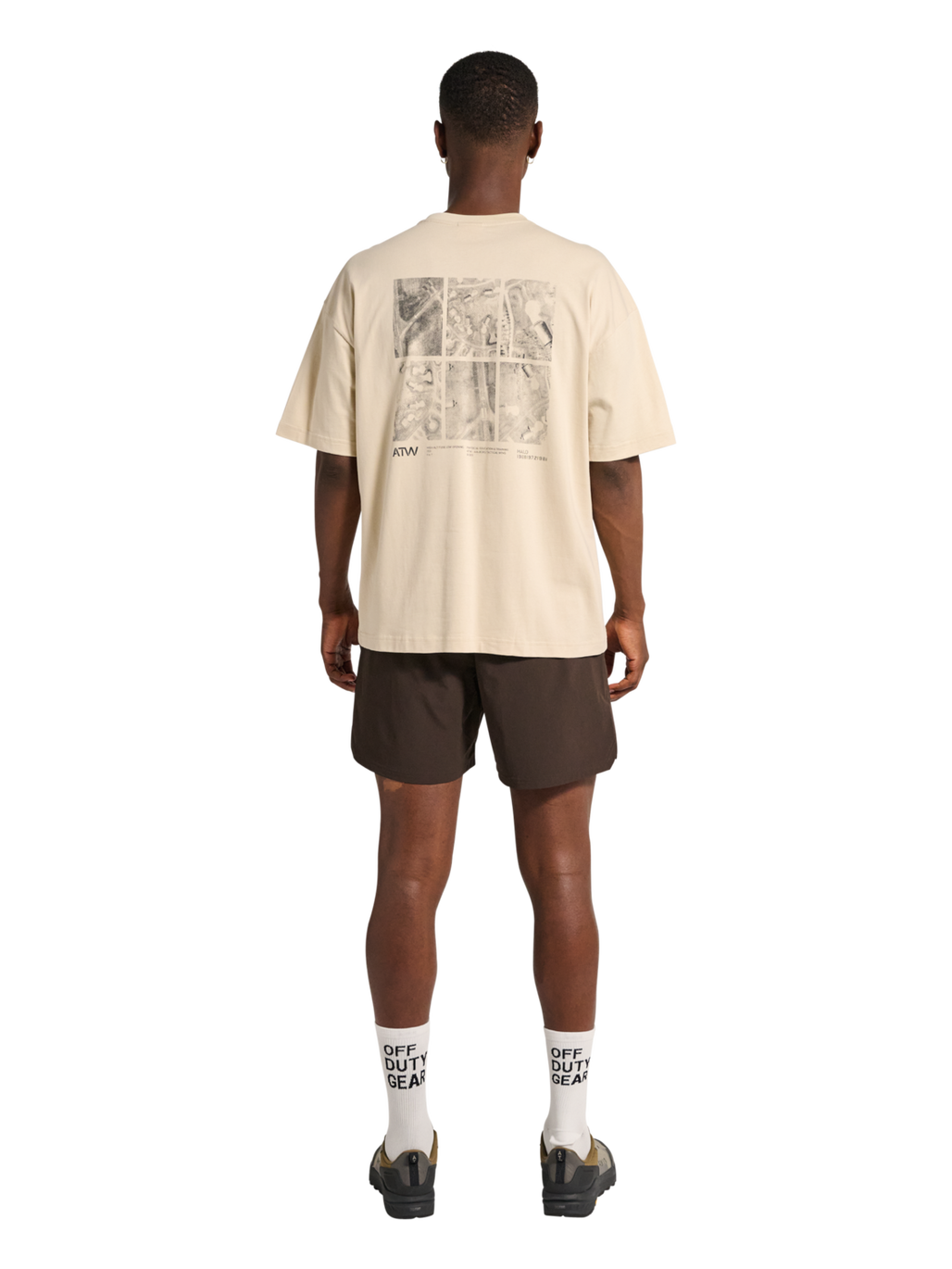 HALO GRAPHIC BOXY T-SHIRT, OYSTER GRAY/ASPHALT, model