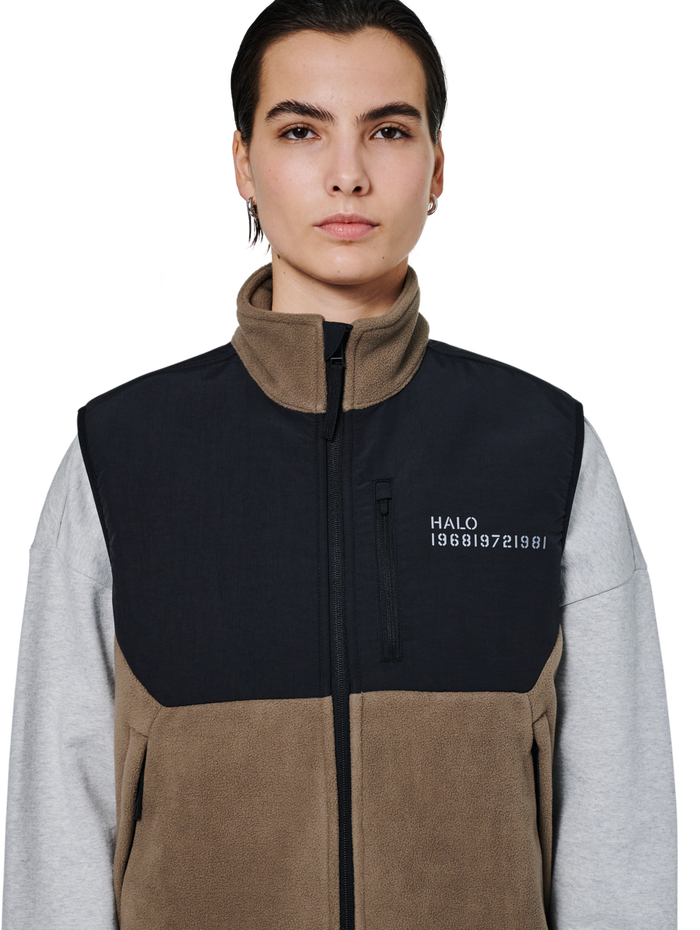 HALO BLOCKED FLEECE VEST, CHOCOLATE CHIP, model