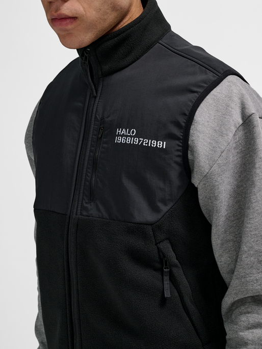 HALO BLOCKED FLEECE VEST, BLACK, model