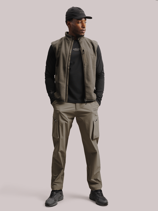 HALO TEDDY FLEECE VEST, MOREL, model