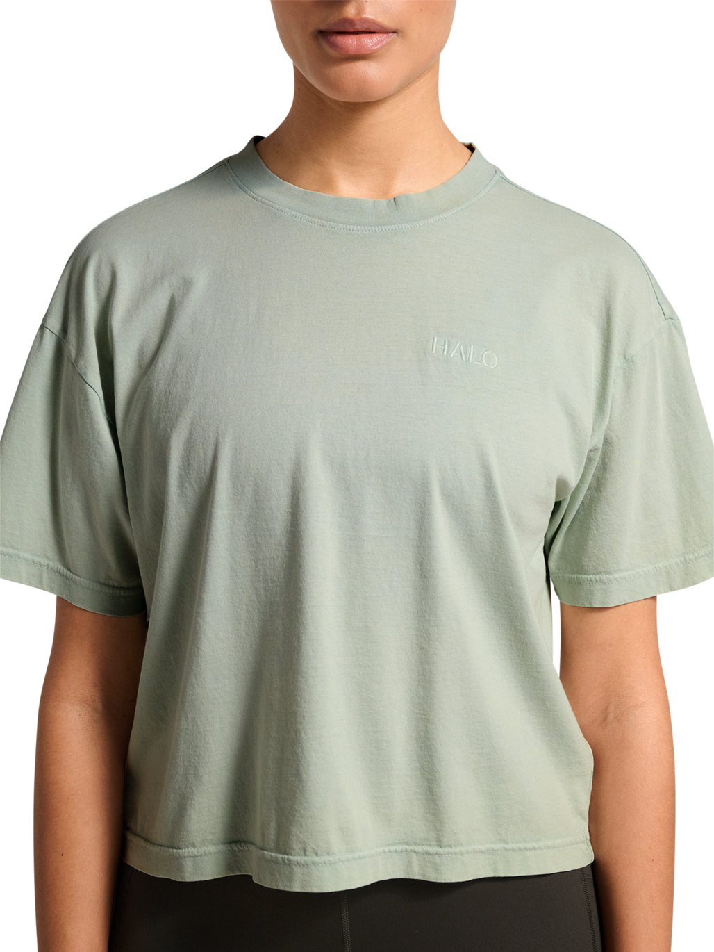 HALO WOMEN LOGO T-SHIRT 2.0, STORM GRAY, model