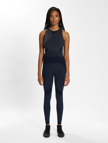 HALO WOMENS SEAMLESS TOP, EBONY, model