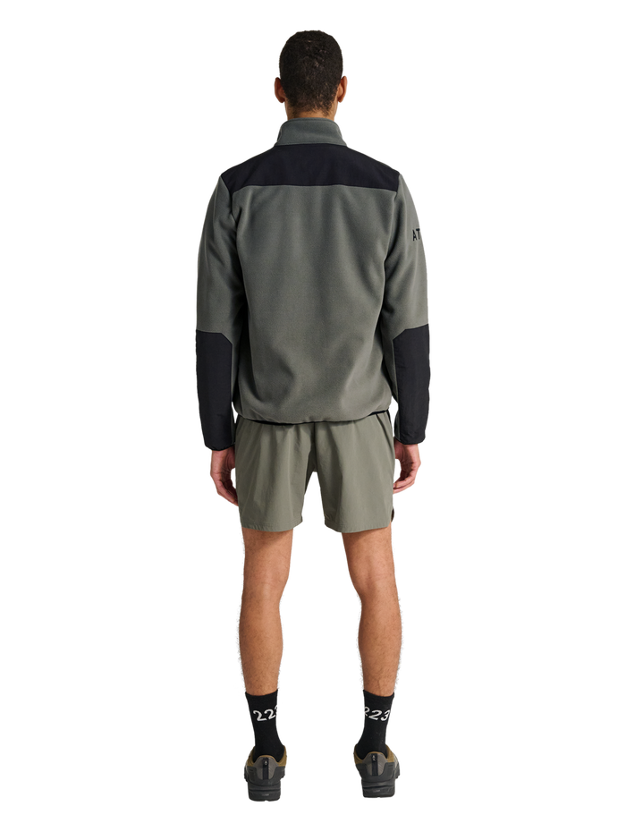 HALO BLOCKED ZIP FLEECE, GUNMETAL, model