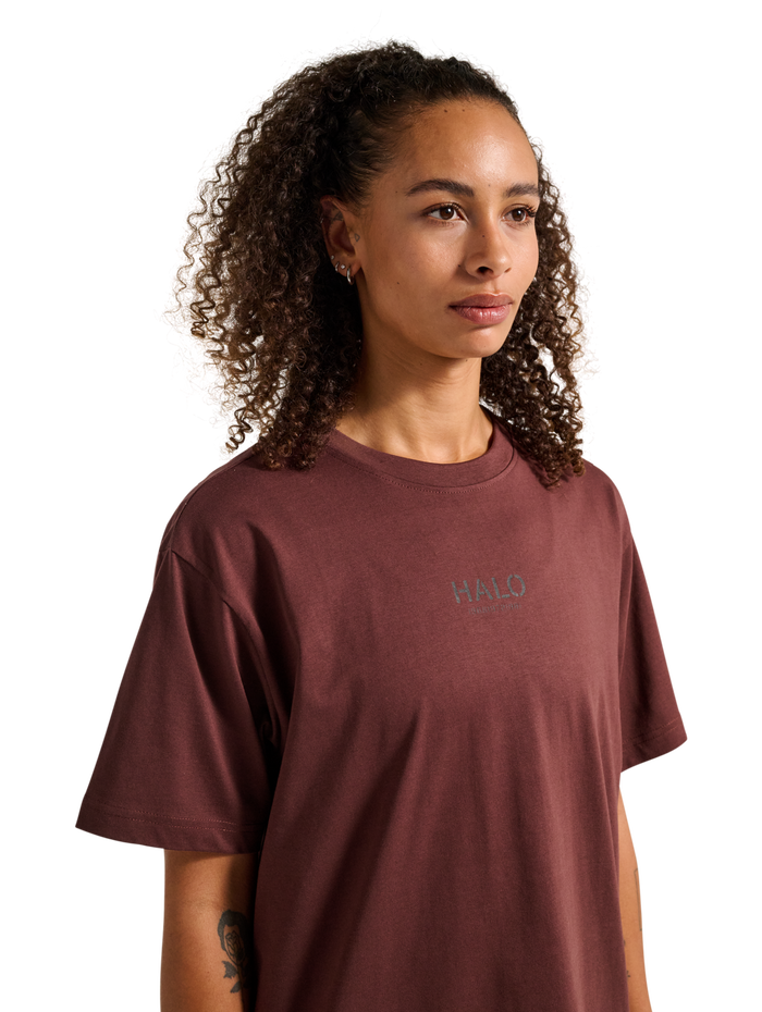 HALO GRAPHIC T-SHIRT, BITTER CHOCOLATE, model