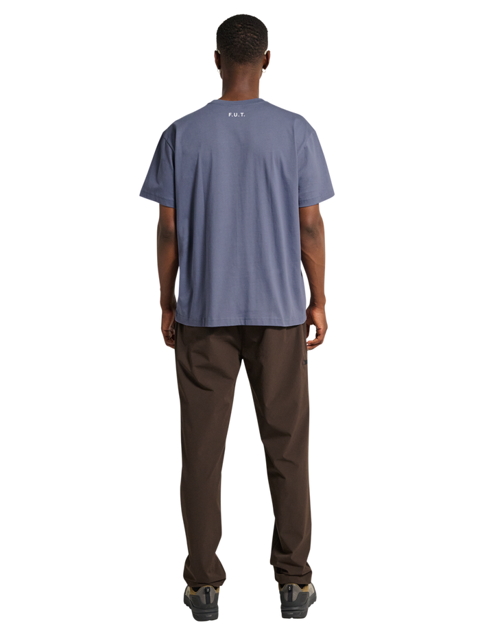 HALO ESSENTIAL T-SHIRT, GRISAILLE, model