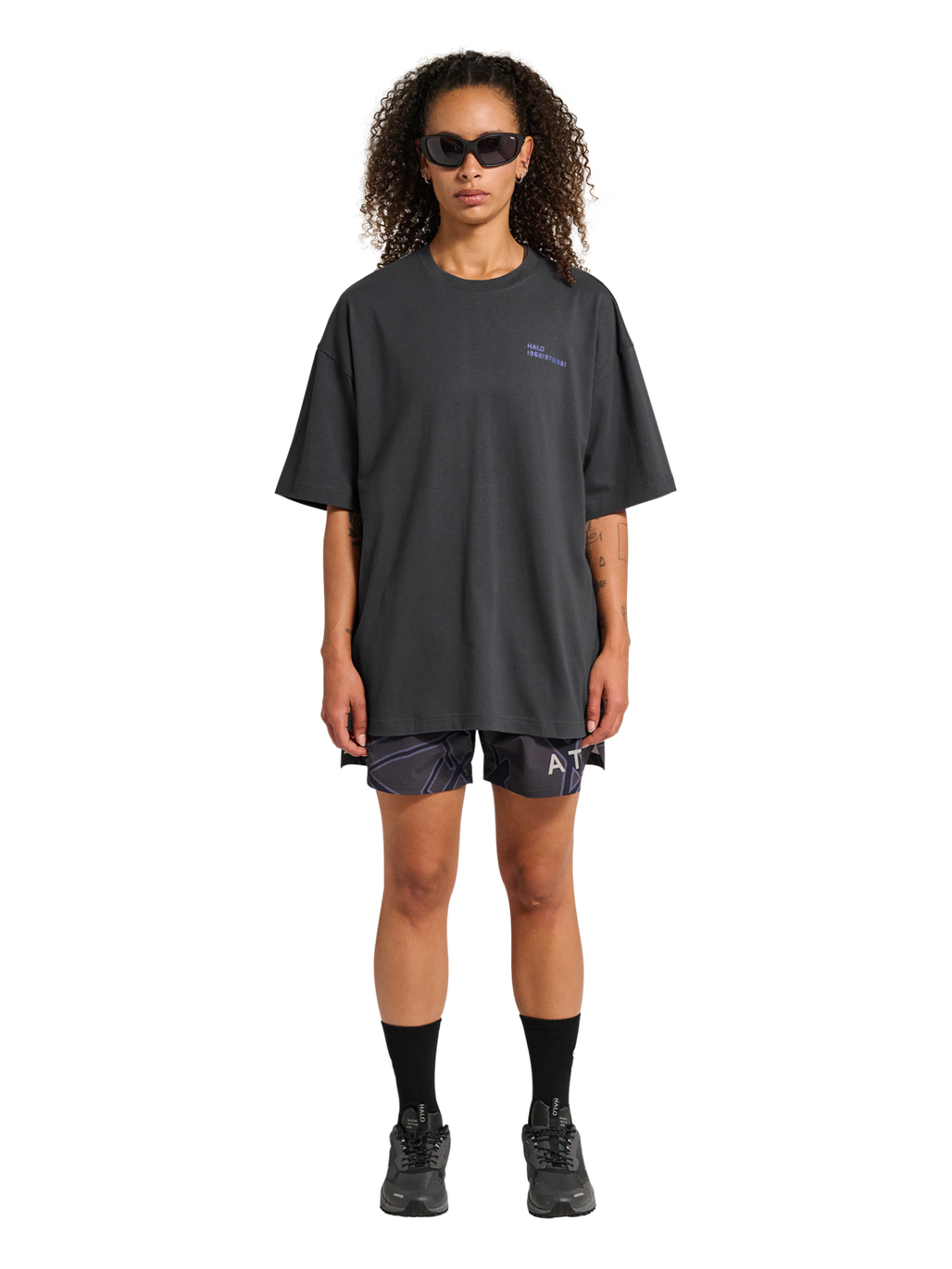 HALO GRAPHIC BOXY T-SHIRT, ASPHALT/NEON BLUE, model