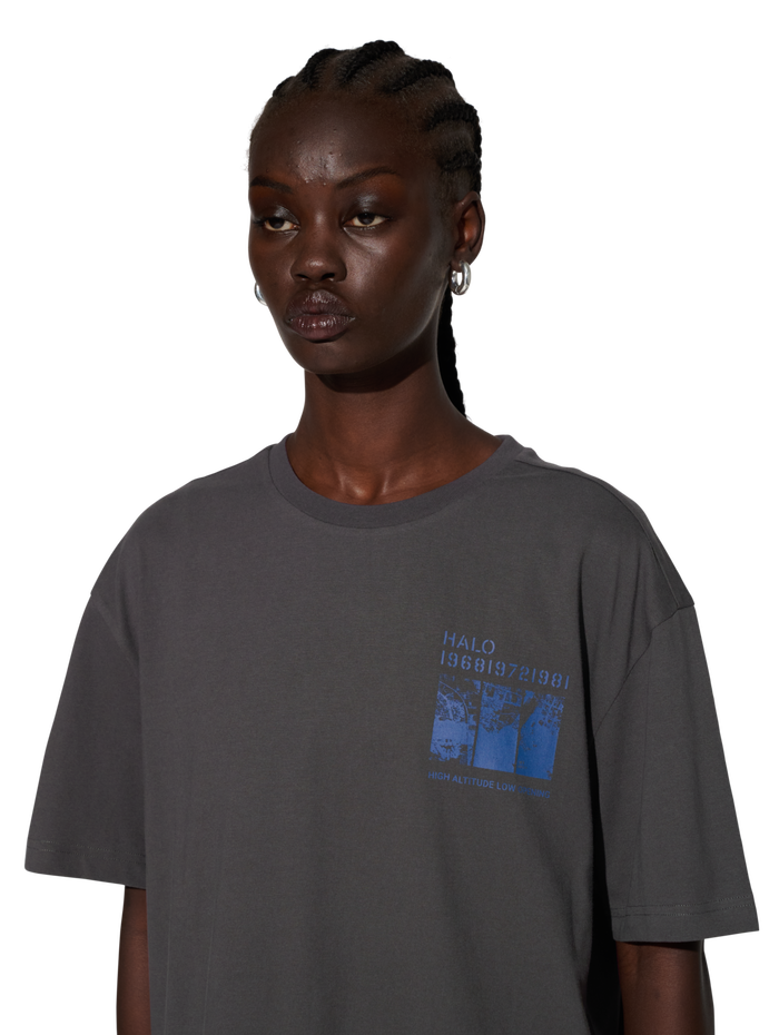 HALO MAP T-SHIRT, RAVEN, model