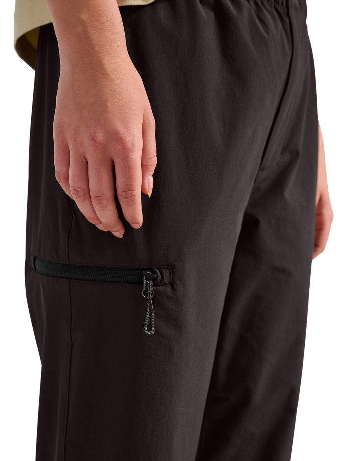 HALO TECH PANTS, CHOCOLATE TORTE, model