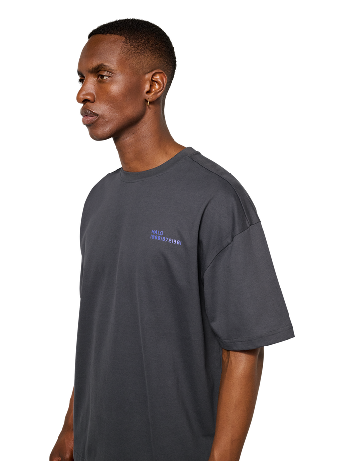 HALO GRAPHIC BOXY T-SHIRT, ASPHALT/NEON BLUE, model