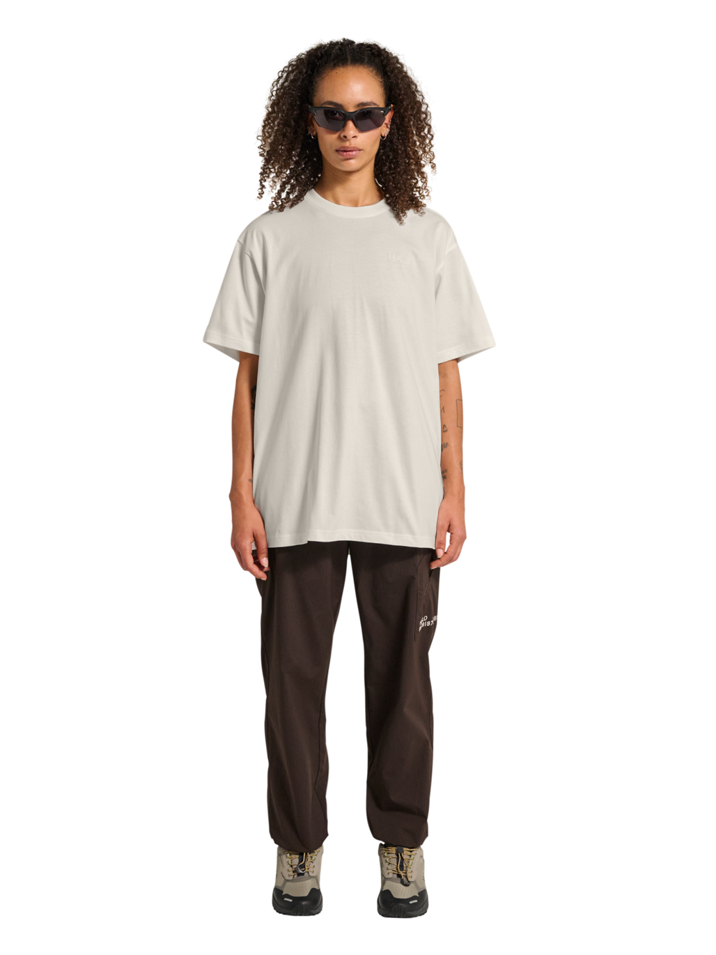 HALO LOGO T-SHIRT, MARSHMALLOW, model