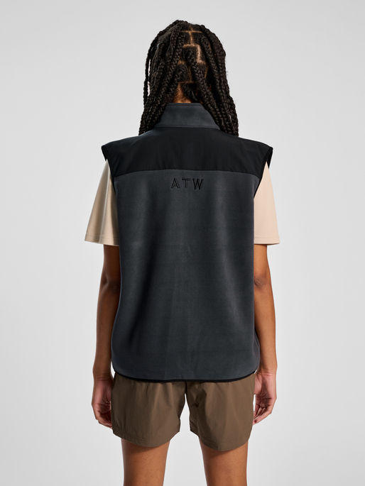 HALO BLOCKED FLEECE VEST, EBONY, model