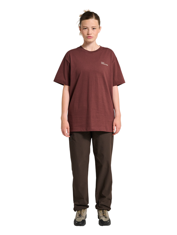 HALO GRAPHIC T-SHIRT, BITTER CHOCOLATE/BITTERCHOCOLA, model