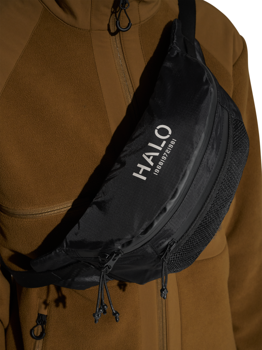 HALO CROSSBODY BAG, BLACK, model