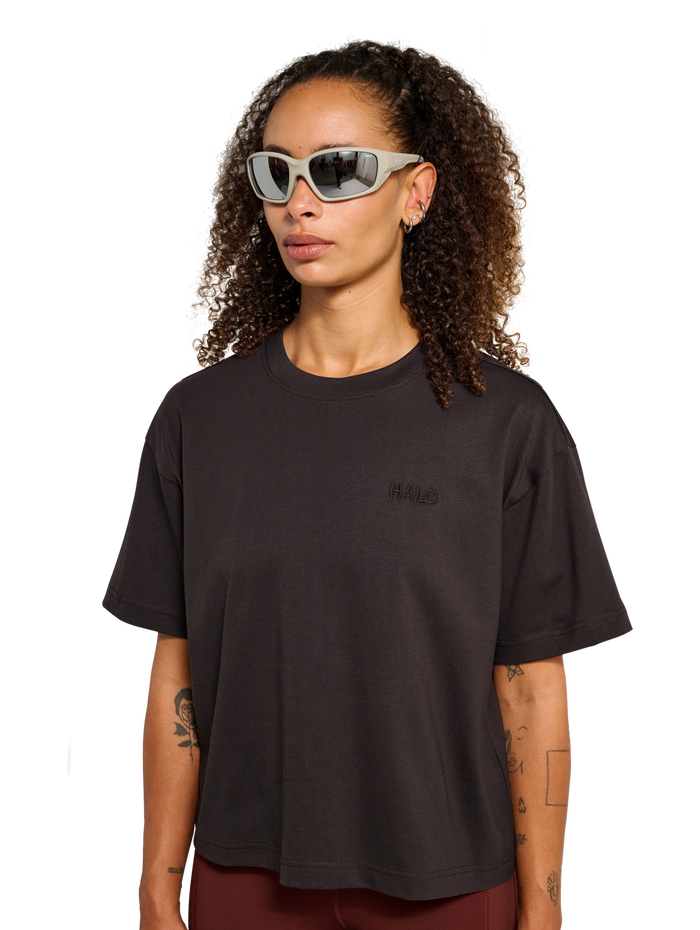 HALO WOMEN LOGO T-SHIRT, CHOCOLATE TORTE, model