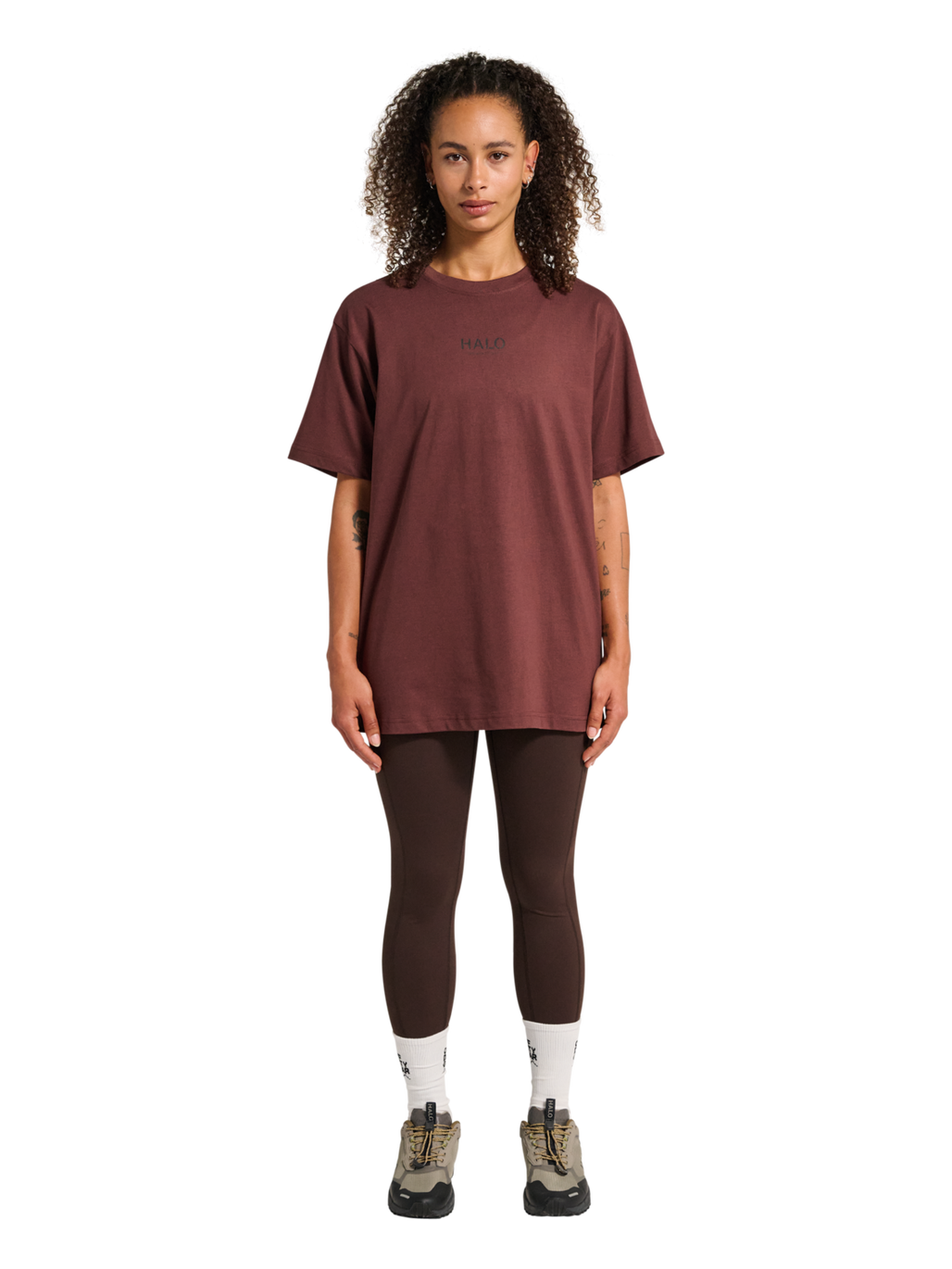 HALO GRAPHIC T-SHIRT, BITTER CHOCOLATE, model