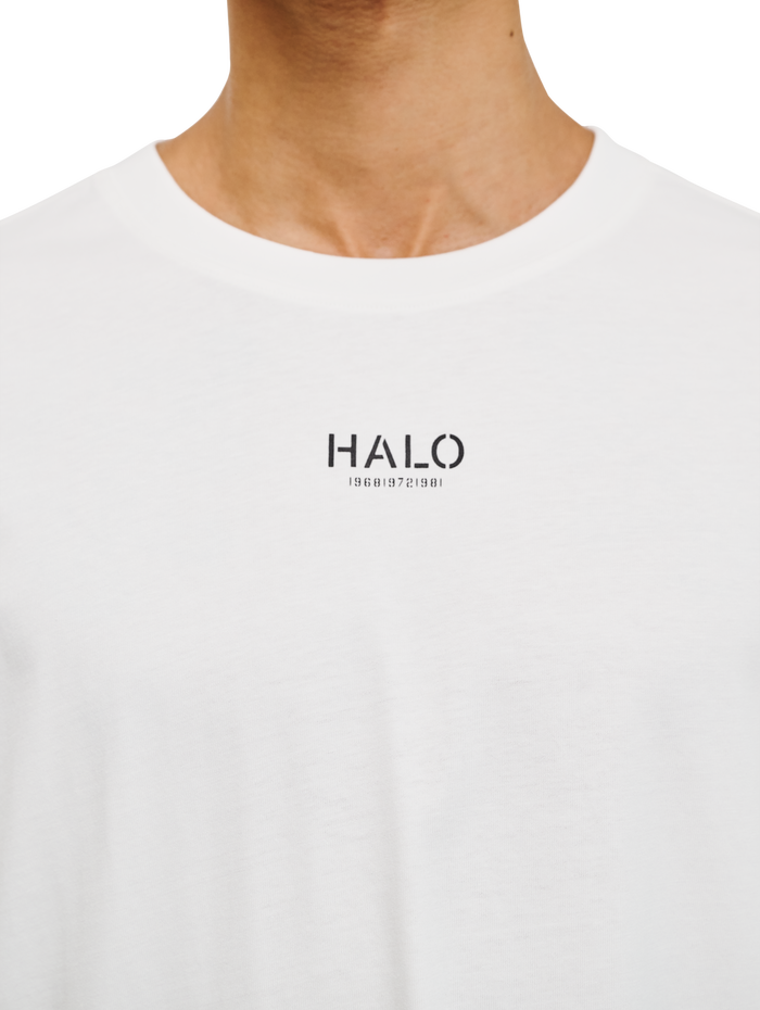 HALO GRAPHIC BOXY T-SHIRT, MARSHMALLOW/DEEP WELL, model