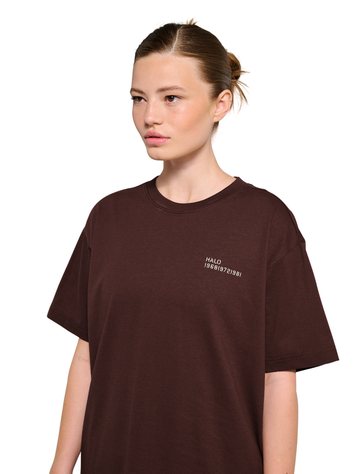 HALO GRAPHIC T-SHIRT, BITTER CHOCOLATE/BITTERCHOCOLA, model