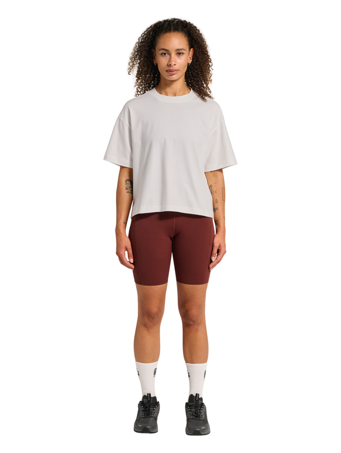 HALO WOMEN LOGO T-SHIRT, MARSHMALLOW, model
