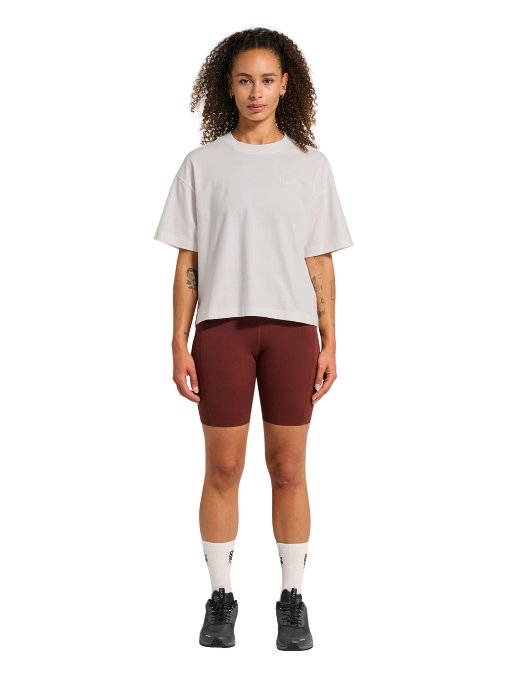 HALO WOMEN LOGO T-SHIRT, MARSHMALLOW, model