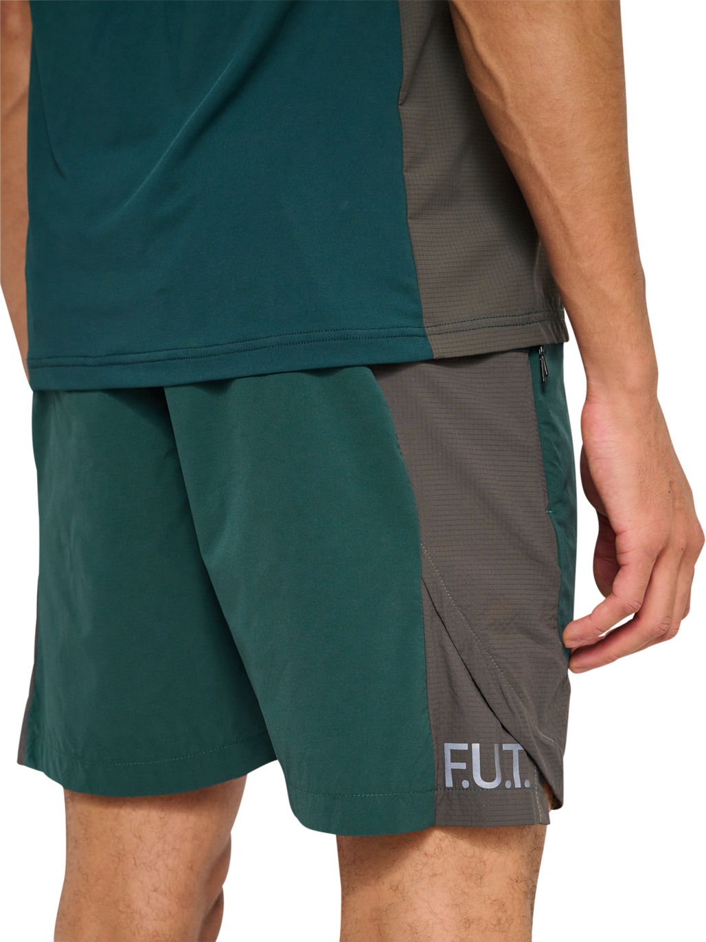 HALO DIVISION SHORTS, SEA MOSS, model