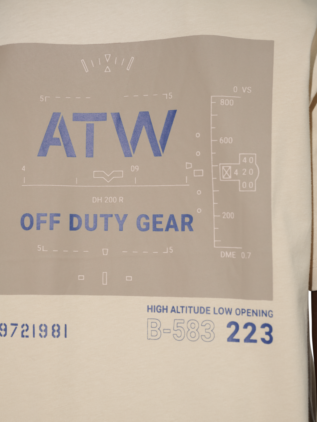 HALO B-583 T-SHIRT, OYSTER GRAY, model