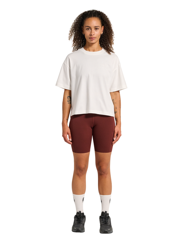 HALO WOMEN LOGO T-SHIRT, MARSHMALLOW, model