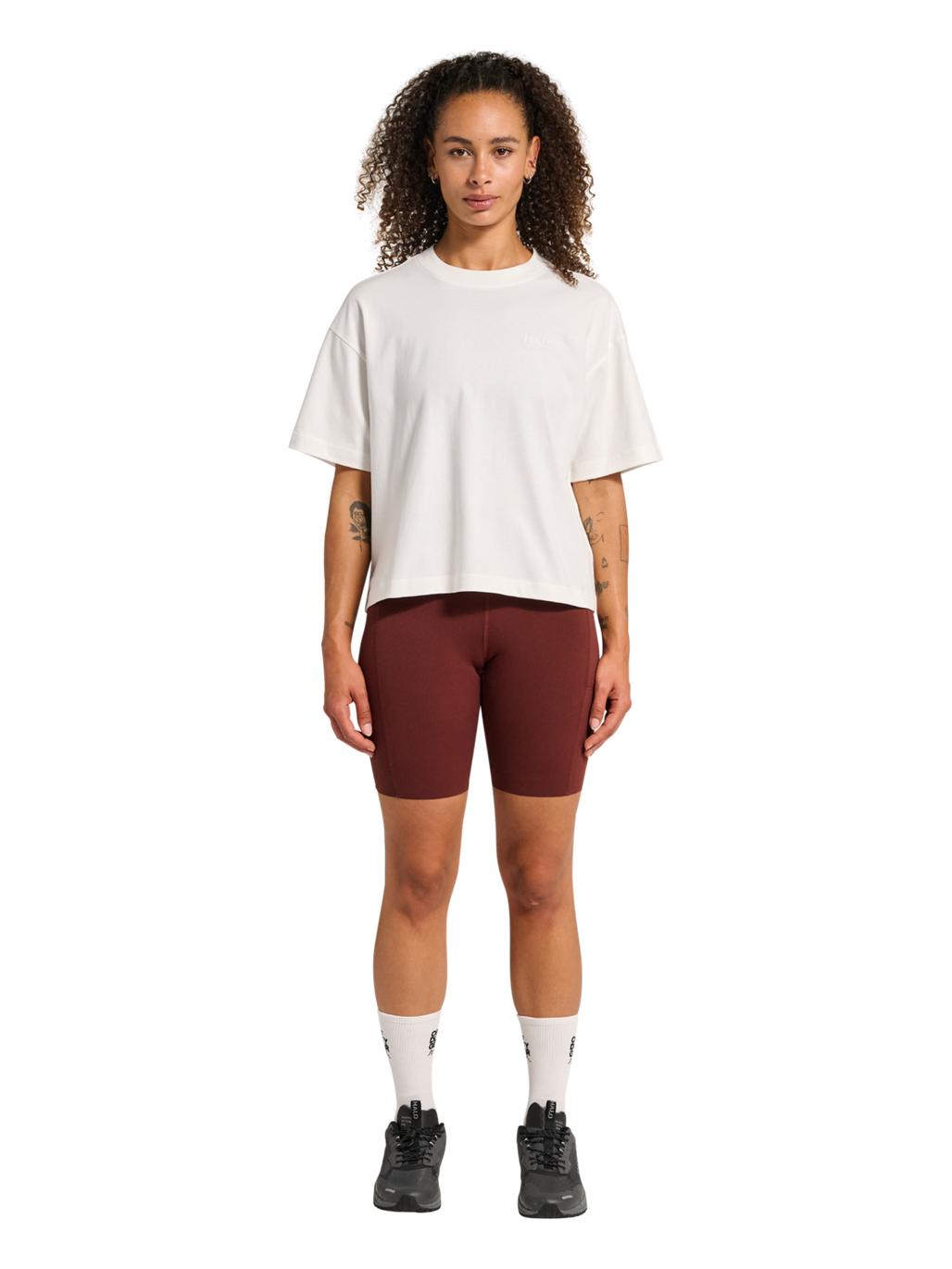 HALO WOMEN LOGO T-SHIRT, MARSHMALLOW, model