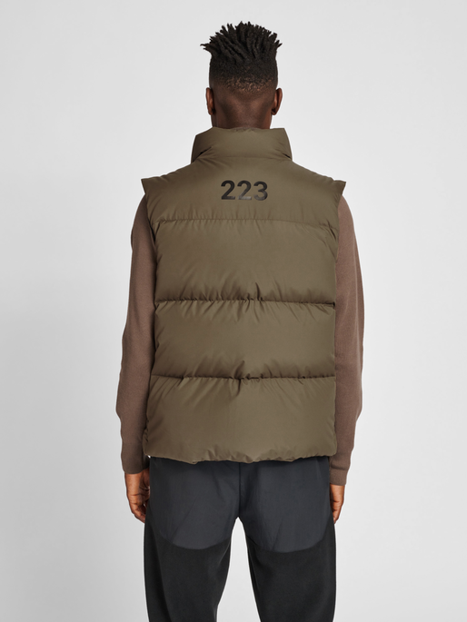 HALO DOWN VEST, MAJOR BROWN, model