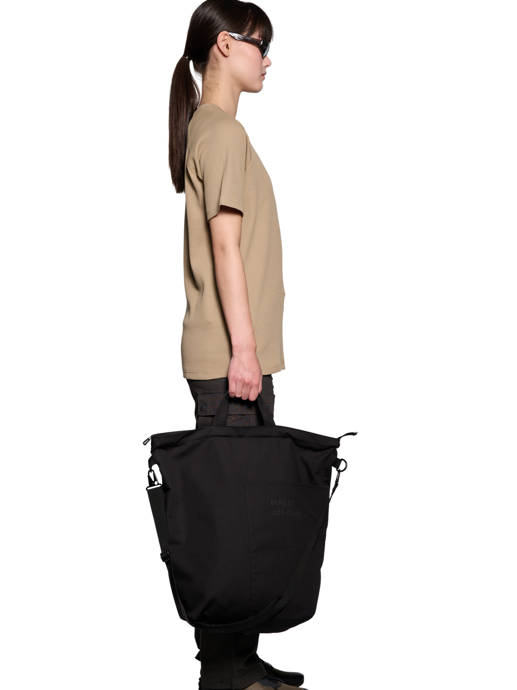 HALO DURA TOTE BAG, BLACK, model
