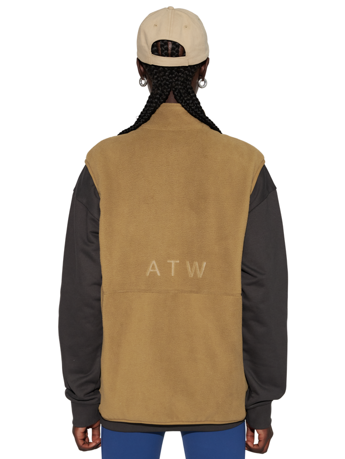 HALO ATW TEDDY FLEECE VEST, KANGAROO, model
