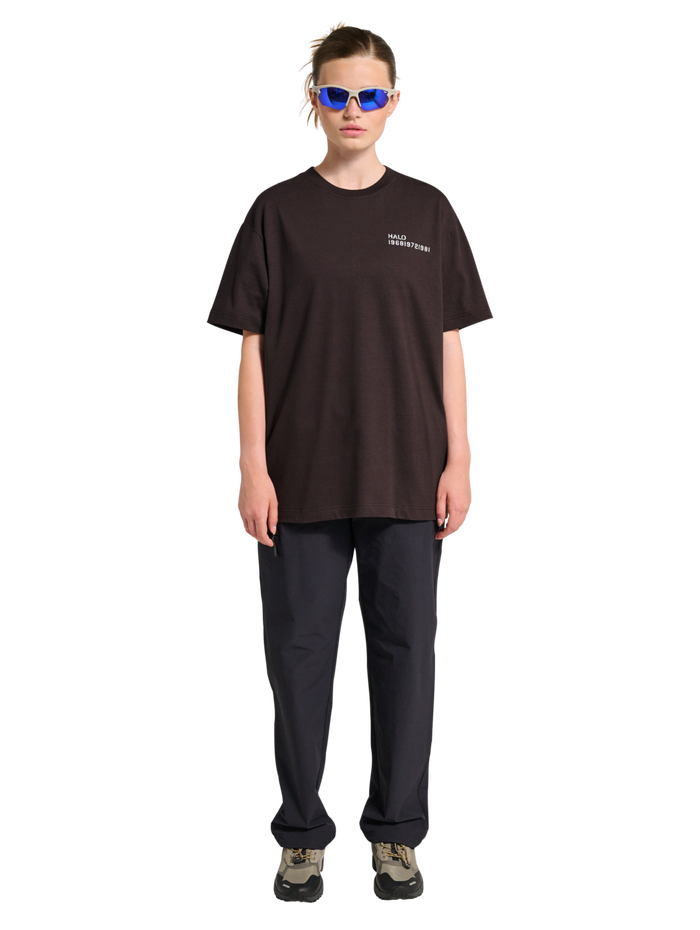 HALO ESSENTIAL T-SHIRT, CHOCOLATE TORTE, model