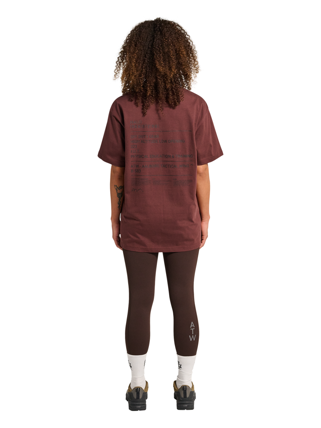 HALO GRAPHIC T-SHIRT, BITTER CHOCOLATE, model