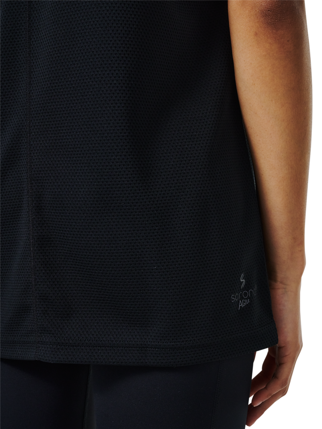 HALO SORONA T-SHIRT, BLACK, model