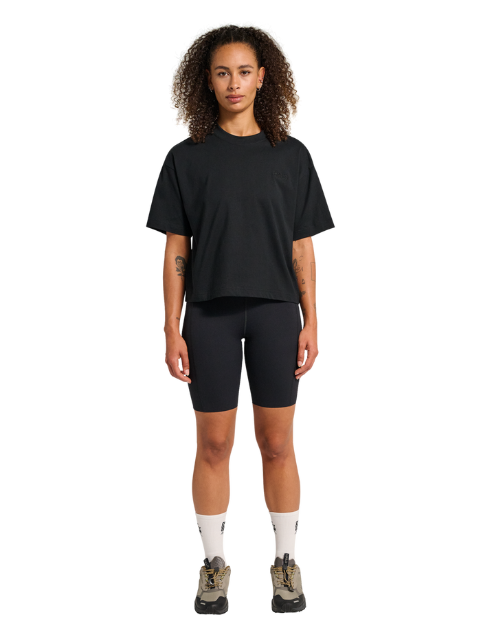 HALO WOMEN LOGO T-SHIRT, BLACK, model