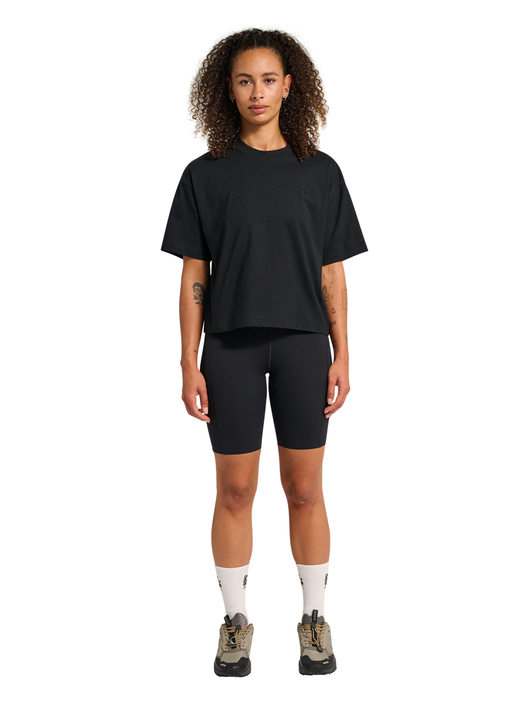 HALO WOMEN LOGO T-SHIRT, BLACK, model