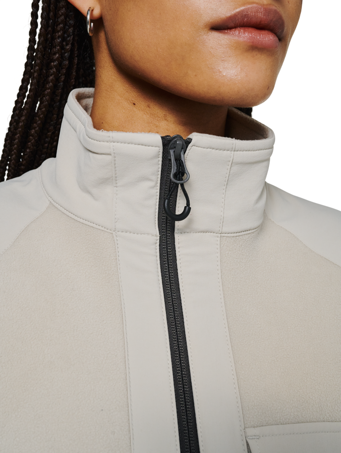 HALO PANELED FLEECE JACKET, SILVER LINING, model