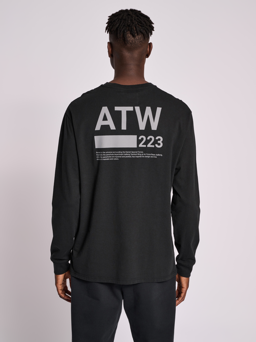 HALO GRAPHIC L/S TEE, BLACK, model