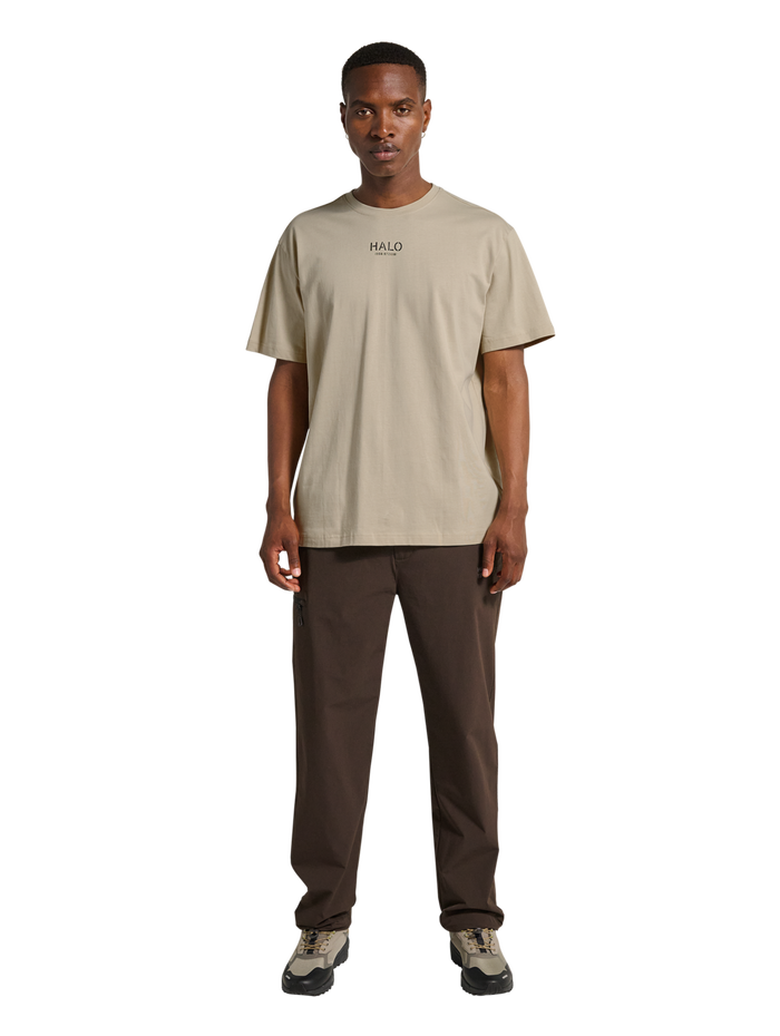 HALO GRAPHIC T-SHIRT, OYSTER GRAY/ASPHALT, model