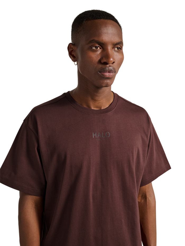HALO GRAPHIC T-SHIRT, BITTER CHOCOLATE, model