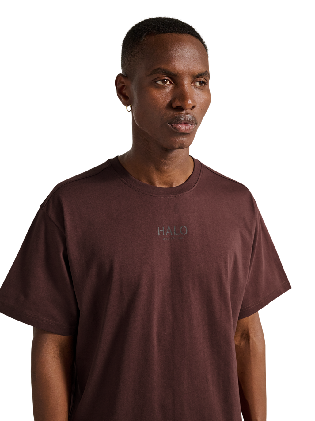 HALO GRAPHIC T-SHIRT, BITTER CHOCOLATE, model