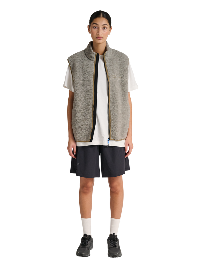 HALO MOVE POLARTEC FLEECE VEST, TURTLEDOVE, model