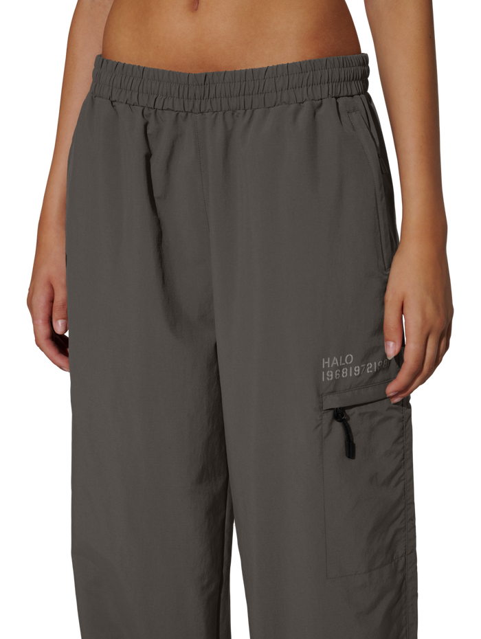 HALO FORCE PANTS, RAVEN, model