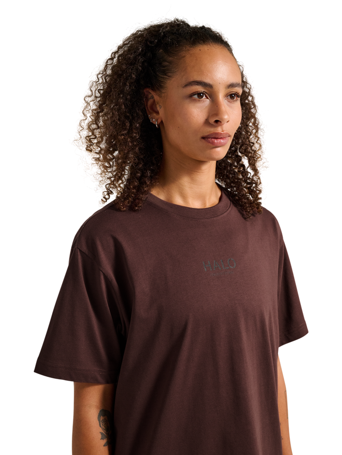 HALO GRAPHIC T-SHIRT, BITTER CHOCOLATE, model