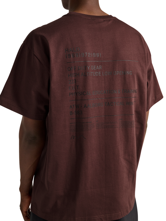HALO GRAPHIC T-SHIRT, BITTER CHOCOLATE, model