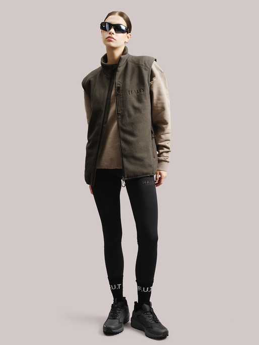 HALO TEDDY FLEECE VEST, MOREL, model