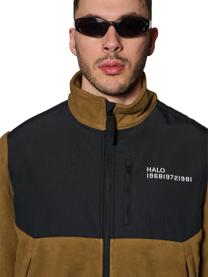 HALO BLOCKED ZIP FLEECE, KANGAROO, model