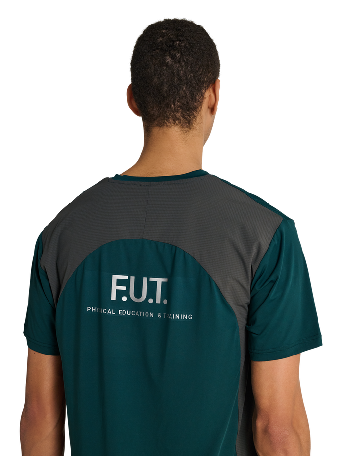 HALO DIVISION T-SHIRT, SEA MOSS, model