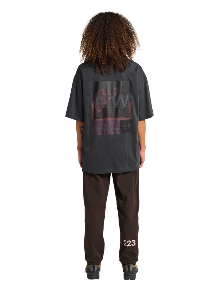 HALO GRAPHIC BOXY T-SHIRT, ASPHALT/ASPHALT, model