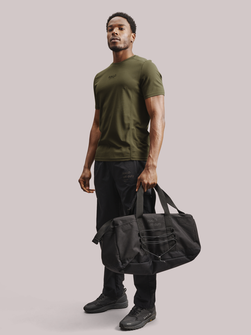 HALO SORONA TRAINING T-SHIRT, MOREL, model